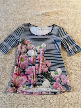 Dream Daily by Anthropologie Floral Striped Scoop Neck Tee in Gray and Pink